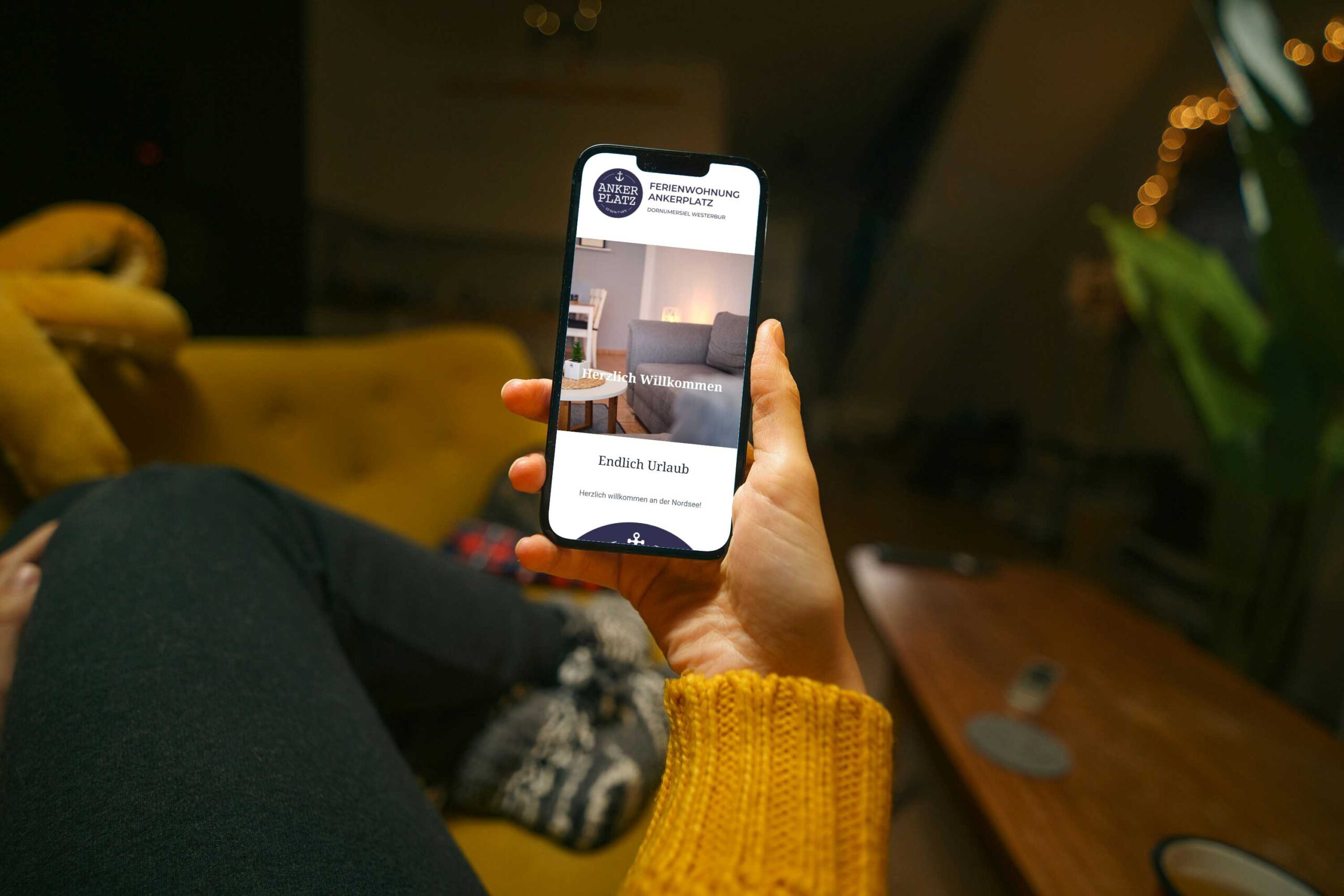 Das Bild zeigt eine Nahaufnahme eines Smartphones auf dem die digitale Gästemappe der Ferienwohnung Ankerplatz zu sehen ist.
