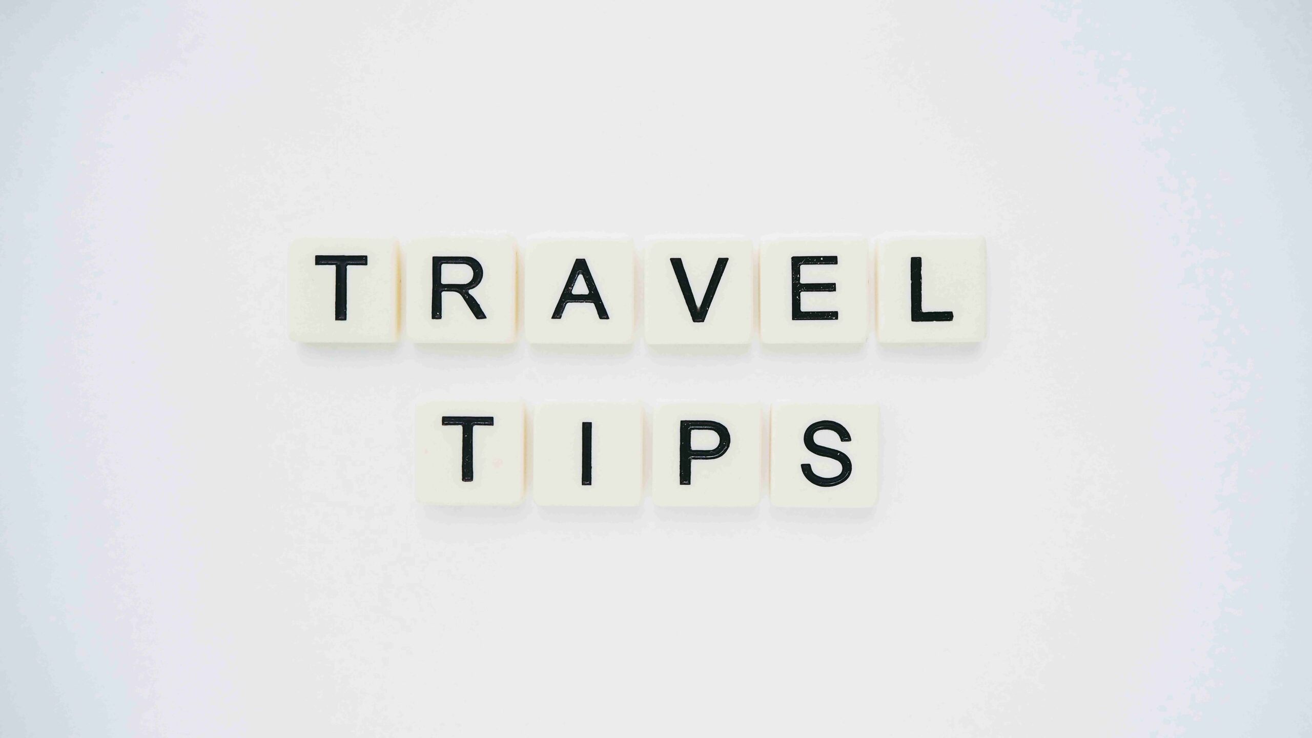 Buchstaben angeordnet zu den Wörtern "Travel Tips"